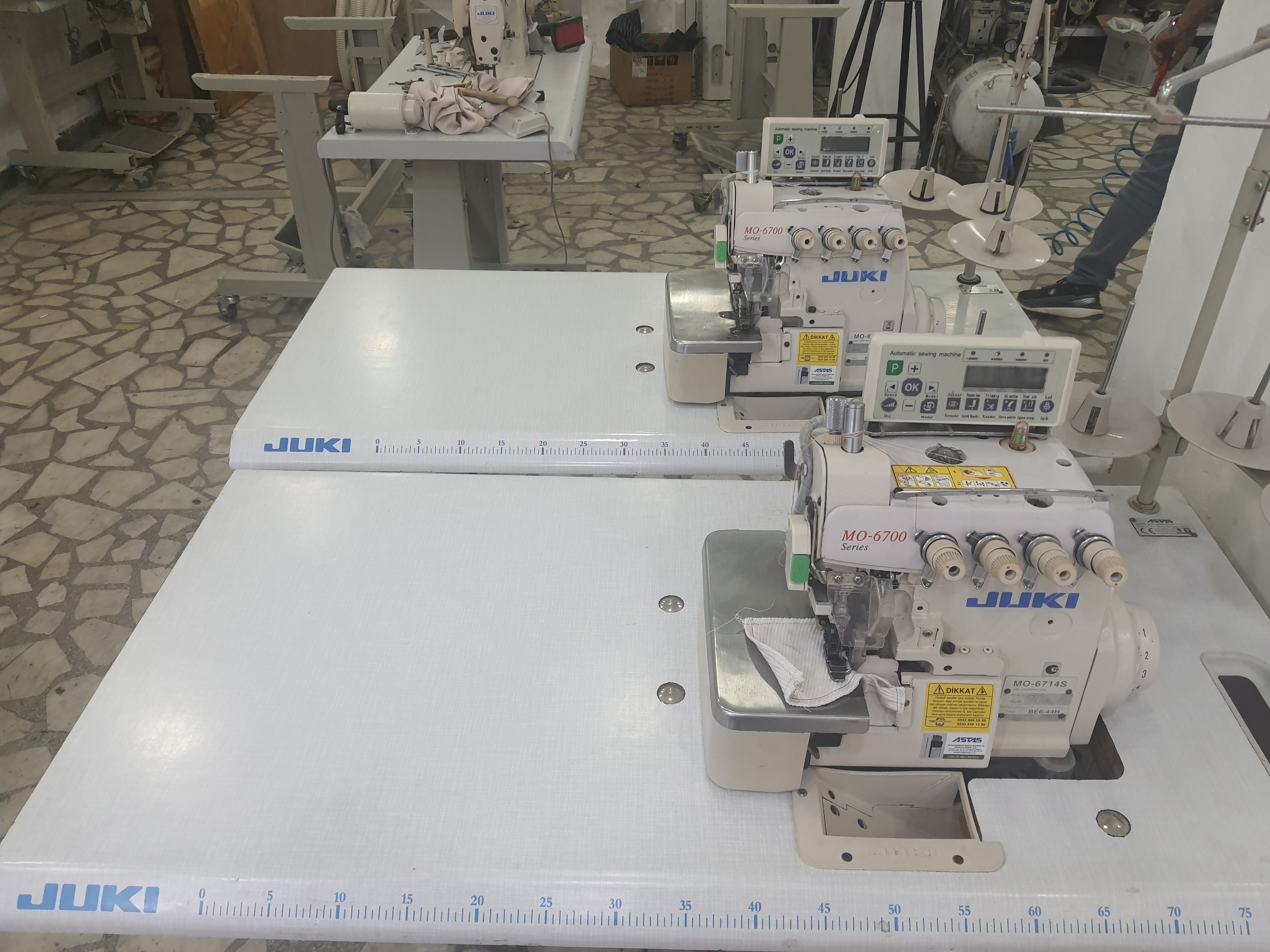 Juki MO 6714 S Serisi Elektrikli İplik Kesmeli 4 İplik Overlok Makinesi